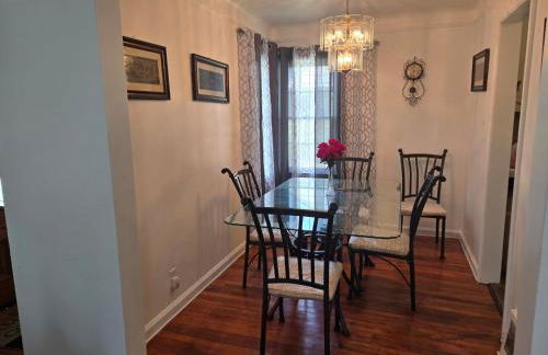 Chic City Charming Bungalow with all the Amentities Great Family Getaway! - Foto 10