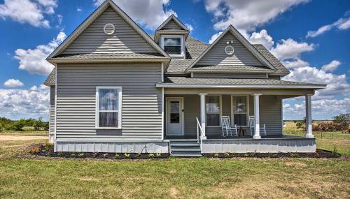 Decatur Farmhouse Getaway with Deck and Backyard - Foto 1