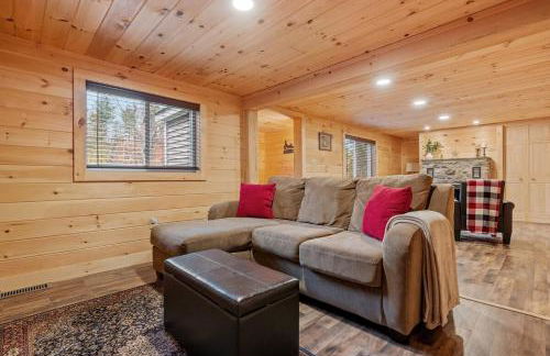 Riverfront Retreat in the White Mountains - 3BR Cozy Escape Near Ski & Hike - Foto 5