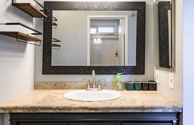 Spacious Family Retreat w Garden Modern Comfort - Photo 54