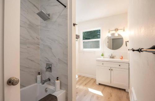 Updated Large River Front Home with Hot Tub - Foto 27