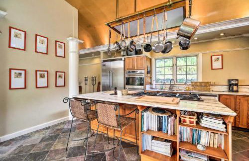 Lovely Brookfield Home with Private Deck and Views - Foto 8