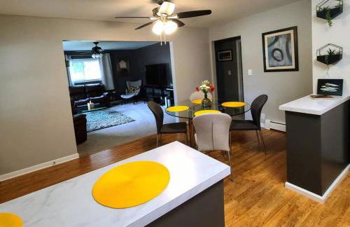 Ultra Comfy, Spotless & Spacious, Private Home in Boyne, Dogs Ok, Walk to Town - Foto 22