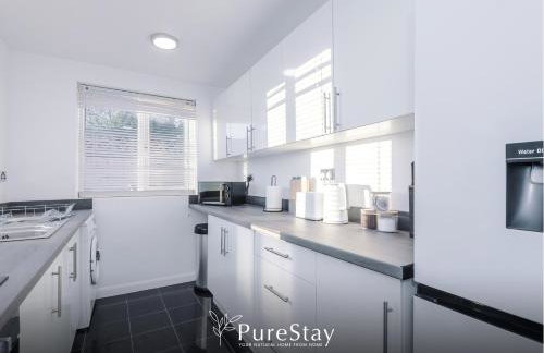 BIG House for Business Stays in Barnsley with 6-bedrooms & 8 Beds by PureStay - Foto 10