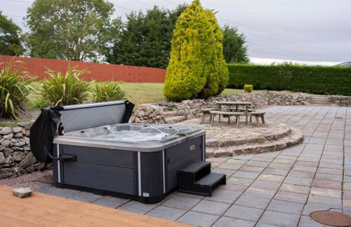 Woodside Barn Sleeps 14 with Hot Tub - Photo 10