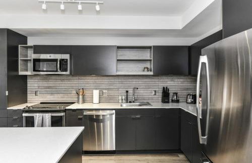 Stylish 2BR Retreat Gym Parkng and Scenic Rooftop - Foto 30