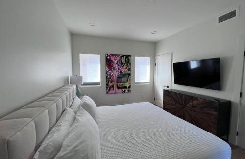 The Arts House - Private and Gated Home in Silver Lake with Pool & Views - Photo 29