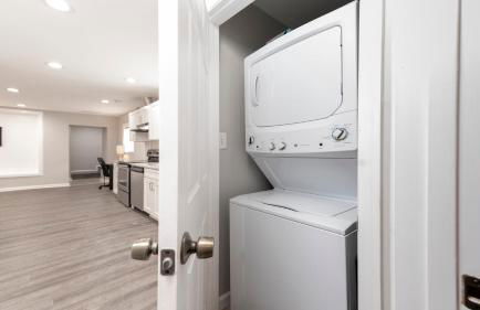 Stylish 3BR 3BA Colonial House by CozySuites - Foto 34