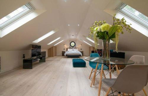 Luxury Coach house next to woodland in Knutsford - Photo 9