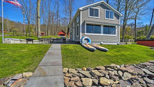 BBQ Ready Lakeside Milford Home with Paddleboat - Foto 2