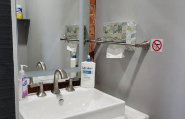 Spacious Industrial split level with a Balcony - Photo 7