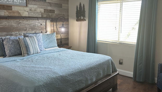 Riverside 206 2BD Condo with Fireplace by RedAwning - Foto 3, Habitación