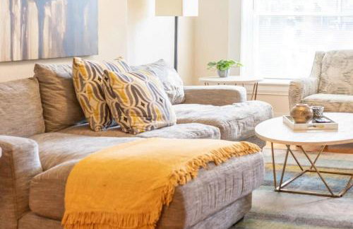 Cozy 3BR Townhome Perfect Location ABODEbucks - Foto 6