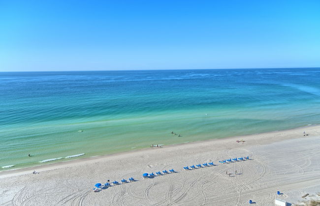 Luxurious Beachfront Condo with Beachside Pool Access and Free WiFi - Unit 1202 by RedAwning - Foto 37