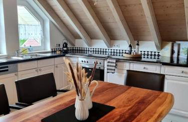 Dachgeschosswohnung im Grünen - Foto 1