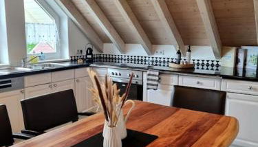 Dachgeschosswohnung im Grünen - Foto 1