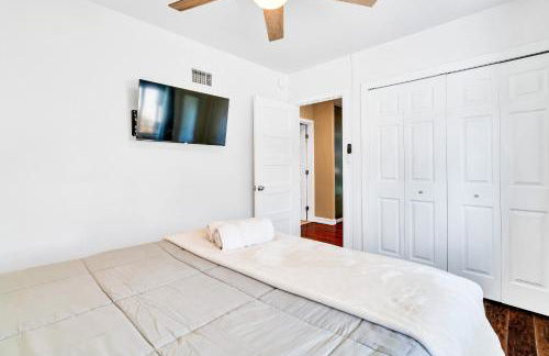 Modern Pool house with hot tub and relaxing backyard - Foto 25