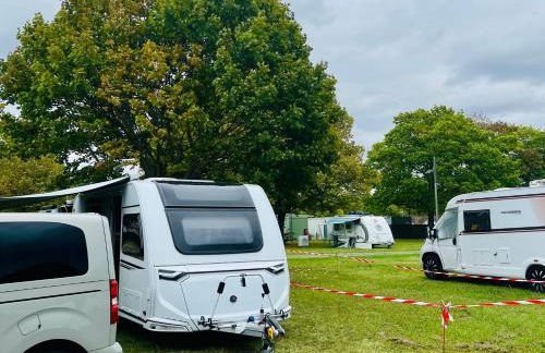 5 Sterne Wohnwagen direkt an der Messe - beheizt- inklusive Stellplatz & WLAN - New CARAVAN at Fairground - inclusive CaravanParking & WLAN - direkt Messegelände-Duschräume vor Ort - Kitchen - Heating - Foto 3