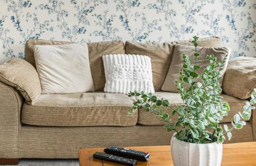 3BR Home with Garden & Free Parking - Foto 33