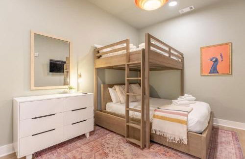 Here You Come Again by Stay Local Nashville - Foto 32