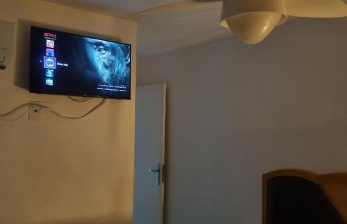 Apartamento Frente para o Mar - Varandão com Blindex - Vista para o Mar - 1 Suite e mais 2 Quartos-Ar Condicionado - 2 Vagas - BEIRA MAR - 70 metros da Praia ,TVS SMART GERAL -WI-FI -DISNEY PLUS- PORT 24 HORAS-KIT PRAIA-ROUPA DE CAMA 2 XCASAIS - Foto 40