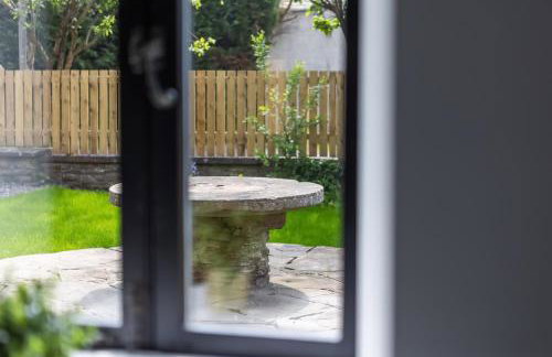 FLOUR MILL HOUSE at PITKERRO MILL, 4 double bedrooms, TVs, 3 en-suite, separate shower, wc, fully equipped kitchen, games room, large family lounge, private parking, WiFi, private garden and courtyard, long stay rates available through Honeycomb Hosts - Foto 13