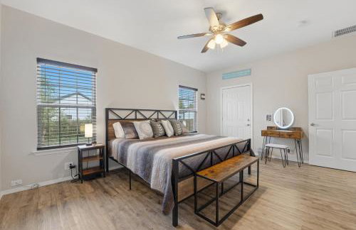 Game Barn, Cowboy Pool, 17ft Movie Screen - sleeps 10 - Photo 31