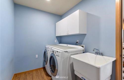 Beautiful Private Lake Lodge with Private Dock and Mountain Views - Foto 37