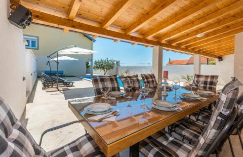 Gorgeous Home In Nadin With Wifi - Photo 13