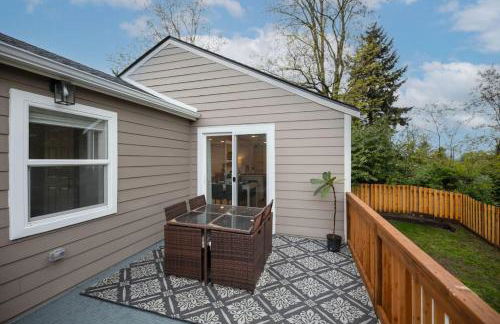 Chic 3BR 2BA Duplex w Serene View BBQ near airport - Foto 21