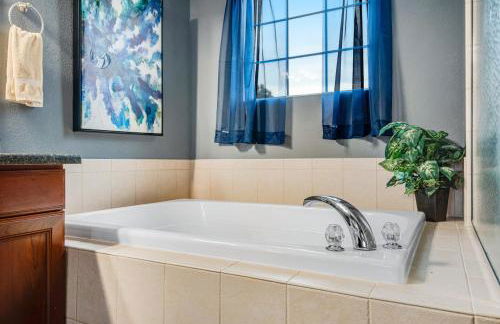 5 bed 4 bath and Pet friendly - Photo 28