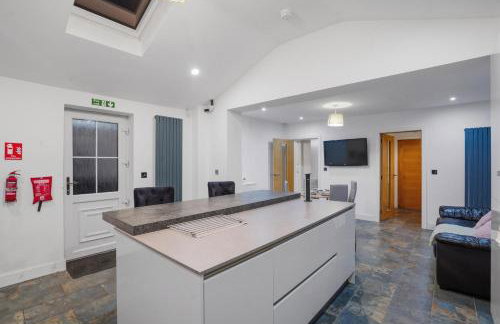 Spacious Modern 4BR Home 2 Luxury Bathrooms Private Parking Near M54, M6, JLR & WV1 - Foto 28