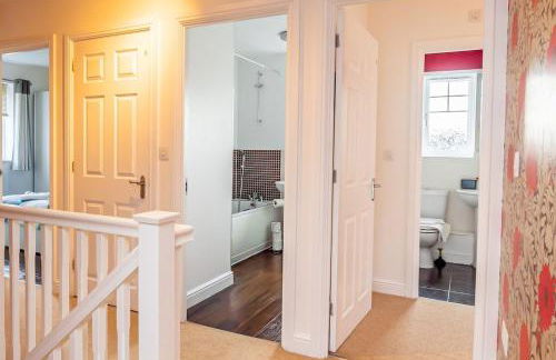 Spacious 4 Bed house with parking and garden at Reading - Photo 4