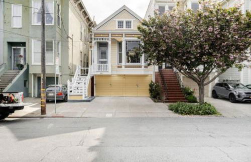 Charming Victorian Oasis with an Elegant and Spacious Haven - Foto 69