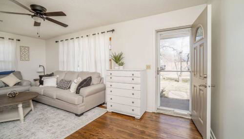 2 Bed 1 Bath Home w 2 Car Garage & Fenced Yard - Foto 4