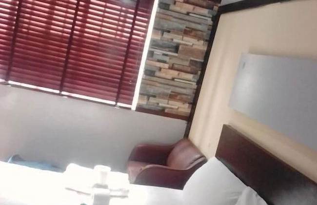 Premiership UK Suites - Photo 3