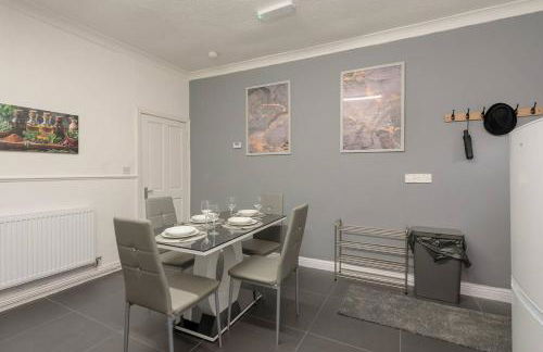 Family-Friendly 2-Bed Home with Games & Fireplace - Foto 3