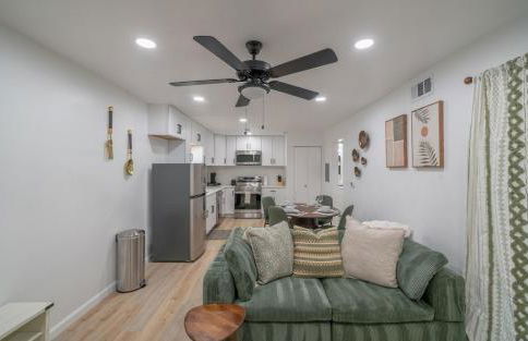 DT DFW Chic Free Parking and Pool In Medical District - Foto 16