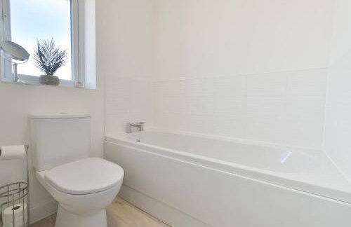 Modern Spacious 3 Bedroom House in Canterbury with En Suite and Free Parking Perfect for Contractors & Families - Photo 16