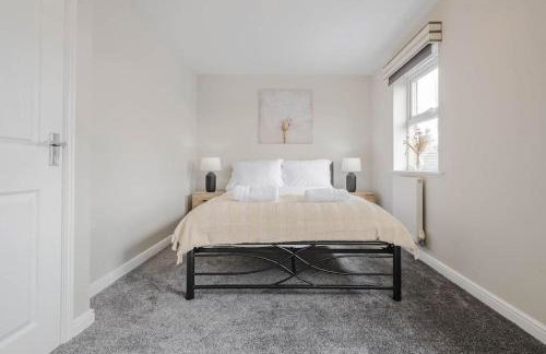 Charming House with Free Parking - Photo 10