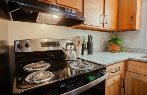 The Orange Lounge - 8 min to KU & Mass - Photo 43