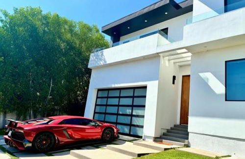 Luxurious Retreat - Modern House with Pool - Photo 40