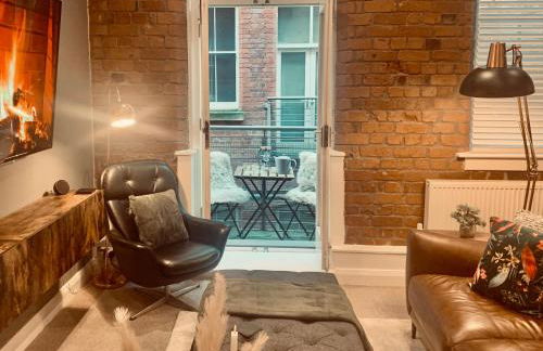 The Fifth Quarters, Grade II Listed Apartment, The Lace Market, NG1, City Centre, Nottingham, Sleeps 4 - Photo 9