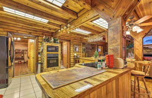 Log Cabin Sanctuary in Inverness with Furnished Deck - Foto 10