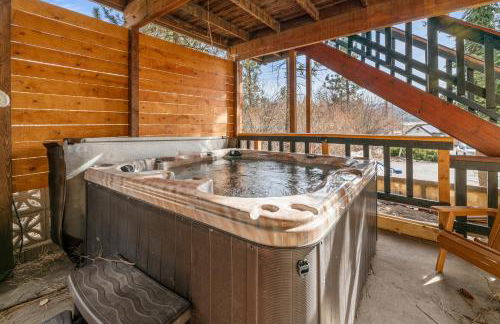 Family Fun Cabin - Mountain home with Game Room, Hot Tub and Lake Views! - Foto 6