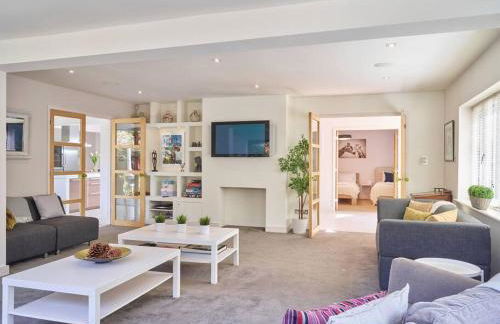 Cheltenham's Most Luxurious House - Beautiful Hot Tub & Indoor Pool - Photo 18