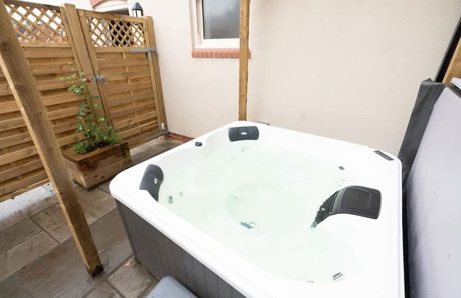 Willow Lodge With Hot Tub - Photo 3