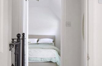 Double-Bed Bedroom, Living Room and Kitchenette, private Bathroom and Utility Room available at Willow House, Shepperton - Foto 4