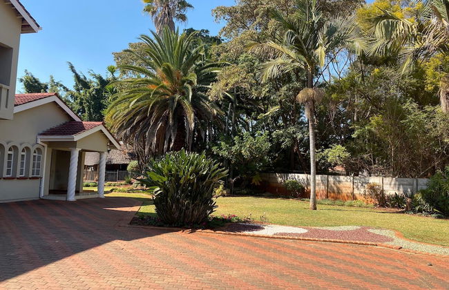 Luxurious 4 bed With Pool in Helensvale - 2255 - Foto 15