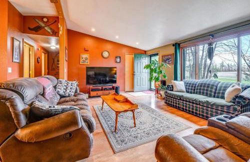 Furnished Deck with Forested Views Manawa Home! - Foto 1